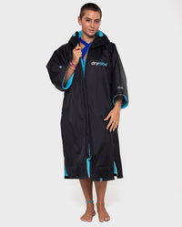 1|Woman wearing Black Blue dryrobe® Advance Short Sleeve