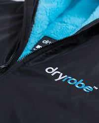 1|Close up of zip and logo on Black Blue dryrobe® Advance Short Sleeve