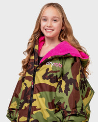 1|Close up of girl wearing Camo Pink dryrobe® Advance Kids Long Sleeve