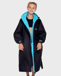 1|Girl weaing Black Blue dryrobe® Advance Kids Long Sleeve