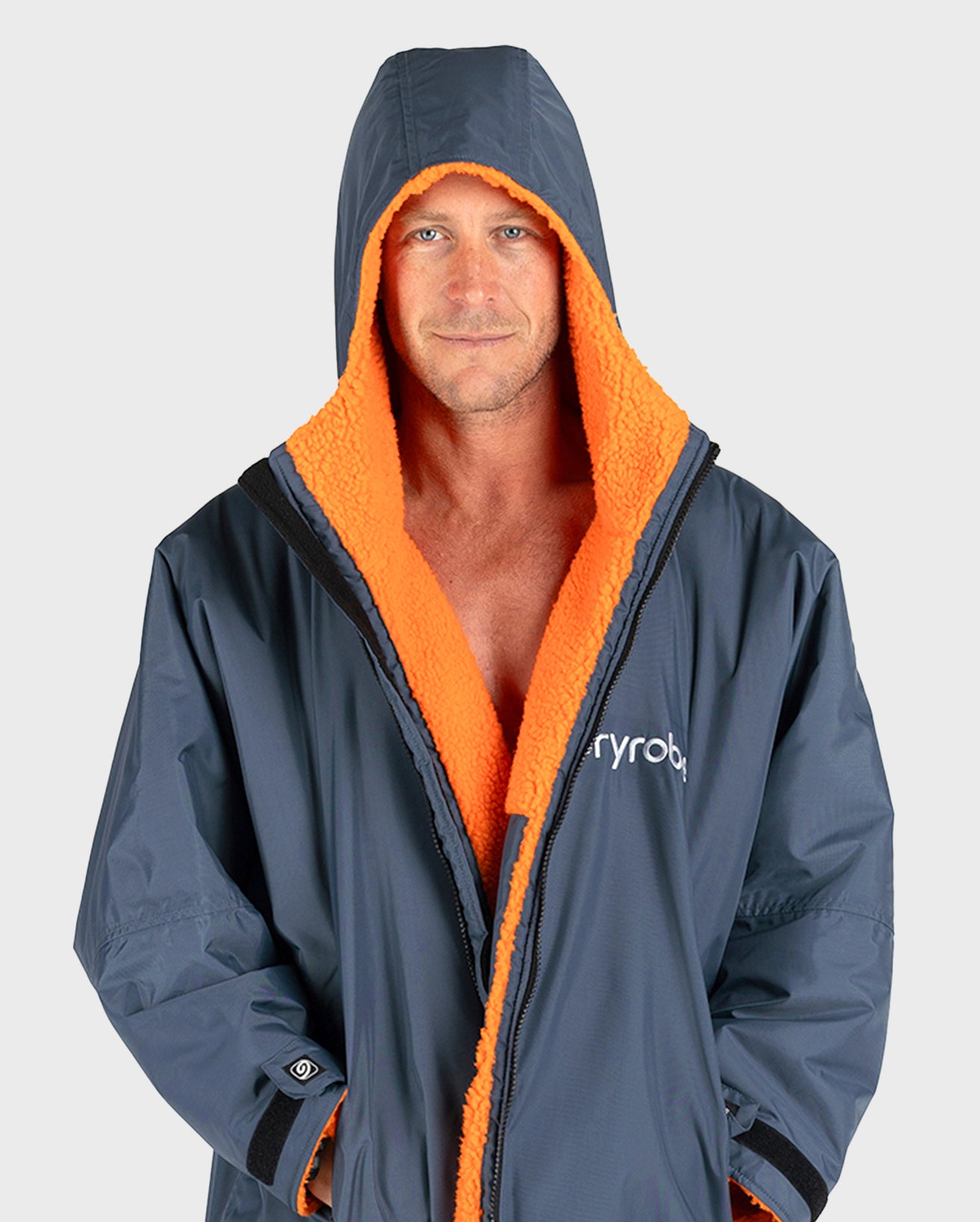 **MALE** Grey orange long sleeve Dryrobe® Advance in studio