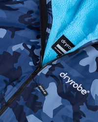 **MALE** Close up of zip on dryrobe Advance Long Sleeve changing poncho in Blue Camo Blue