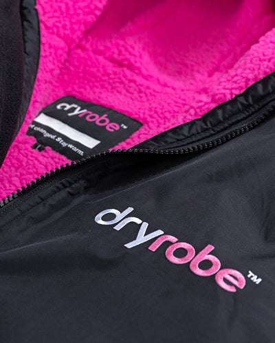 Close up of zip on Black Pink dryrobe® Advance Long Sleeve