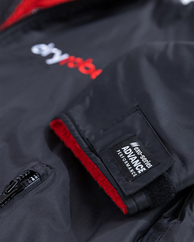 *MALE* Close up of end of sleeve on Black Red dryrobe® Advance Long Sleeve