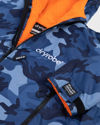**MALE** Close up of sleeve on Blue Camo Orange dryrobe advance long sleeve changing robe