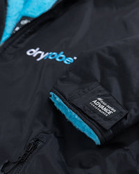 1|*MALE* Close up of end of sleeve on Black Blue dryrobe® Advance Long sleeve