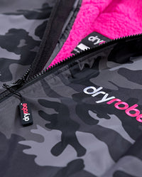 *MALE* Close up of zip on Black Camo Pink dryrobe® Advance Long Sleeve